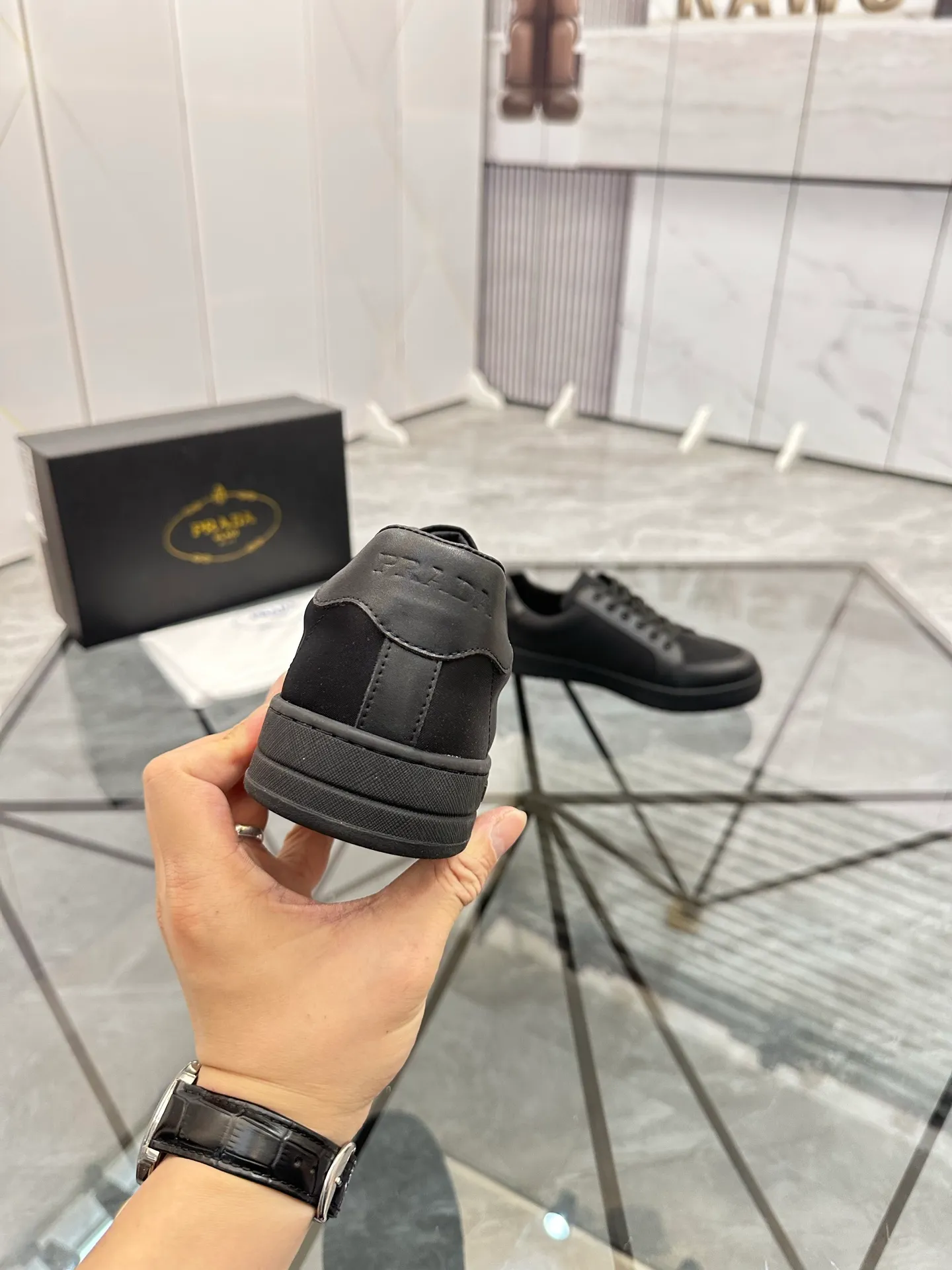 Men's shoes: 💰P400¥ Product trademark: Prada *"Prada*" low-top casual shoes Regular size: 38-44 (can be customized to 45) Product materials: imported cowhide leather upper spliced ​​with original fabric, sheepskin lining, original outsole. Number: 020